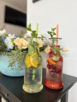 duas garrafas de bebidas sentadas numa mesa em Restaurace a penzion U svaté Barbory em Řehlovice