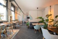 Posezení v ubytování Modern top floor loft with balcony