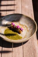 um prato de comida numa mesa de madeira em Am Pfarrhof - Gourmethotel by Harald Irka em Sankt Andrä-Höch