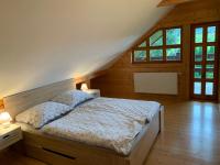 Postel nebo postele na pokoji v ubytování log cabin in Czech-Saxon Switzerland