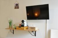 Telewizja i/lub zestaw kina domowego w obiekcie Chambres et Table d'hotes du calvaire