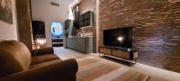 TV a/nebo společenská místnost v ubytování SUITE HAUS BAHIA