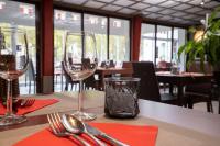 Una mesa con dos copas de vino sobre una mesa. en Logis Central Hôtel - Restaurant & Spa, en Bort-les-Orgues