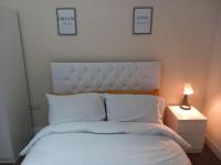Postel nebo postele na pokoji v ubytování Beautiful and Cosy 3 beds home for 6 guests near Doncaster Racecourse