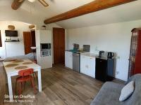 a living room with a table and a kitchen at Cadre d&#39;exception in Orange