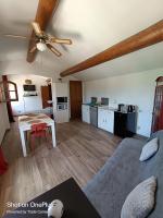 a living room with a table and a ceiling fan at Cadre d&#39;exception in Orange