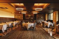 箱根町にあるKANAYA RESORT HAKONEの白いテーブルと椅子のあるダイニングルーム