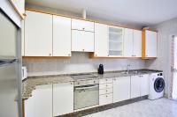 Kuchyňa alebo kuchynka v ubytovaní Apartamento en Fefiñanes, Cambados