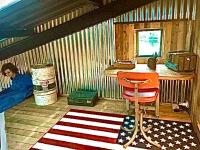 a room with a desk and a chair in a cabin at Magnifique loft atypique proche gare et bord de rivière in Le Mans