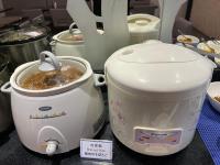 a slow cooker and a toaster on a counter at Link World Hotel in Taipei