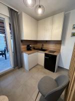 Kuchyňa alebo kuchynka v ubytovaní Apartmani Sladić