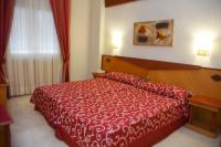 Posteľ alebo postele v izbe v ubytovaní Hotel Del Val - Parking gratuito