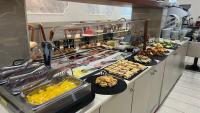 een buffet met veel verschillende soorten eten bij Hotel King in Rimini