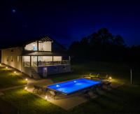 Bazén v ubytovaní Plum house - villa with pool alebo v jeho blízkosti