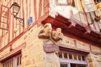 a statue of two people on the side of a building at Studio Design Sous Toits IntraMuros Vue Cathédrale in Vannes