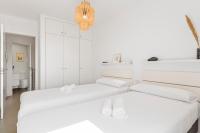 Posteľ alebo postele v izbe v ubytovaní MEDANO4YOU Surfers Paradise Beachfront Home