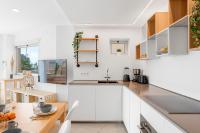 Kuchyňa alebo kuchynka v ubytovaní MEDANO4YOU Surfers Paradise Beachfront Home