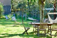 a table and chairs and a hammock in a yard at Un jardin en ville in Nantes