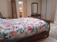 Posteľ alebo postele v izbe v ubytovaní Charming detached 2 bedroom ancient house in medieval quarter of a small town in the Pays de la Loire, France