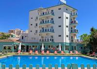 un hotel con piscina frente a un edificio en Moon Dreams Fuengirola, en Fuengirola