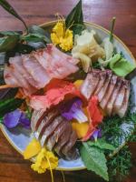 um prato de carne e vegetais sobre uma mesa em Sandi Hotel em Paraty