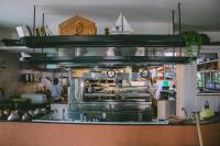 uma grande cozinha com um chef na cozinha em Sandi Hotel em Paraty