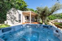 The swimming pool at or close to Casa Mobile Est Garda