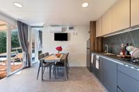 A kitchen or kitchenette at Casa Mobile Est Garda