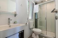 A bathroom at Casa Mobile Est Garda