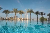 Bazén v ubytování DoubleTree by Hilton Dubai Jumeirah Beach nebo v jeho okolí