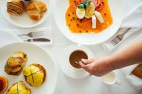 ein Tisch mit Tellern voller Essen und eine Person, die einen Löffel hält in der Unterkunft Hilton Lake Las Vegas Resort & Spa in Las Vegas