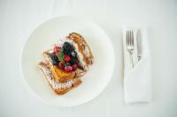 ein weißer Teller mit French Toast und Beeren darauf in der Unterkunft Hilton Lake Las Vegas Resort & Spa in Las Vegas
