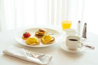 einen Teller Pfannkuchen mit Obst und eine Tasse Kaffee in der Unterkunft Hilton Lake Las Vegas Resort & Spa in Las Vegas