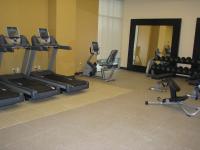 Embassy Suites Ontario - Airportにあるフィットネスセンターまたはフィットネス設備