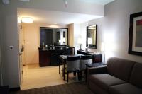 Embassy Suites Ontario - Airportにあるキッチンまたは簡易キッチン
