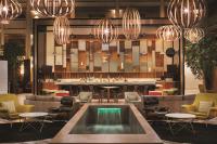 una hall con bar con tavoli e sedie di Embassy Suites by Hilton Richmond a Richmond