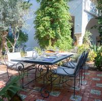 uma mesa com cadeiras e uma tigela de comida em Dar Mayya em La Marsa