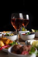 dois copos de vinho sentados numa mesa com comida em Dar Mayya em La Marsa