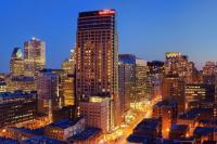 un edificio alto con un letrero de samsung en una ciudad en Hilton Garden Inn Montreal Centre-Ville, en Montreal