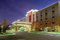ein Hotel mit einem Auto, das draußen geparkt ist in der Unterkunft Hampton Inn &amp; Suites Glenarden&#47;Washington DC in Largo