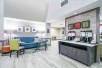 eine Lobby einer Apotheke mit einer Theke und Stühlen in der Unterkunft Hampton Inn &amp; Suites Glenarden&#47;Washington DC in Largo