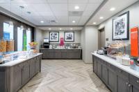 eine Lobby eines Ladens mit Theken mit Lebensmitteln in der Unterkunft Hampton Inn &amp; Suites Glenarden&#47;Washington DC in Largo