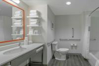 Ein Badezimmer in der Unterkunft Hampton Inn &amp; Suites Glenarden&#47;Washington DC