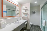 Ein Badezimmer in der Unterkunft Hampton Inn &amp; Suites Glenarden&#47;Washington DC