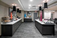 Hampton Inn & Suites West Melbourne-Palm Bay Roadにあるキッチンまたは簡易キッチン