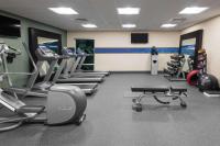 Hampton Inn & Suites West Melbourne-Palm Bay Roadにあるフィットネスセンターまたはフィットネス設備