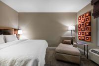 Hampton Inn & Suites West Melbourne-Palm Bay Roadにあるベッド
