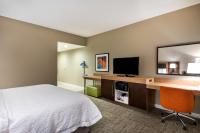 Hampton Inn & Suites West Melbourne-Palm Bay Roadにあるテレビまたはエンターテインメントセンター