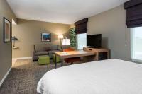 Hampton Inn & Suites West Melbourne-Palm Bay Roadにあるテレビまたはエンターテインメントセンター