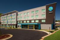 un edificio de oficinas con un cartel en la parte delantera en Tru By Hilton Farmville Va, en Farmville